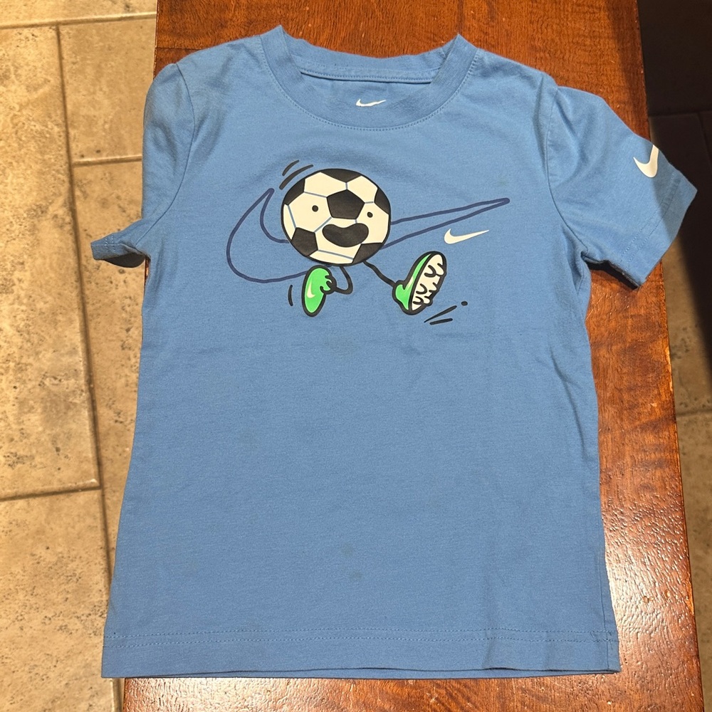 Nike Kids Soccer Graphic Tee in Blue